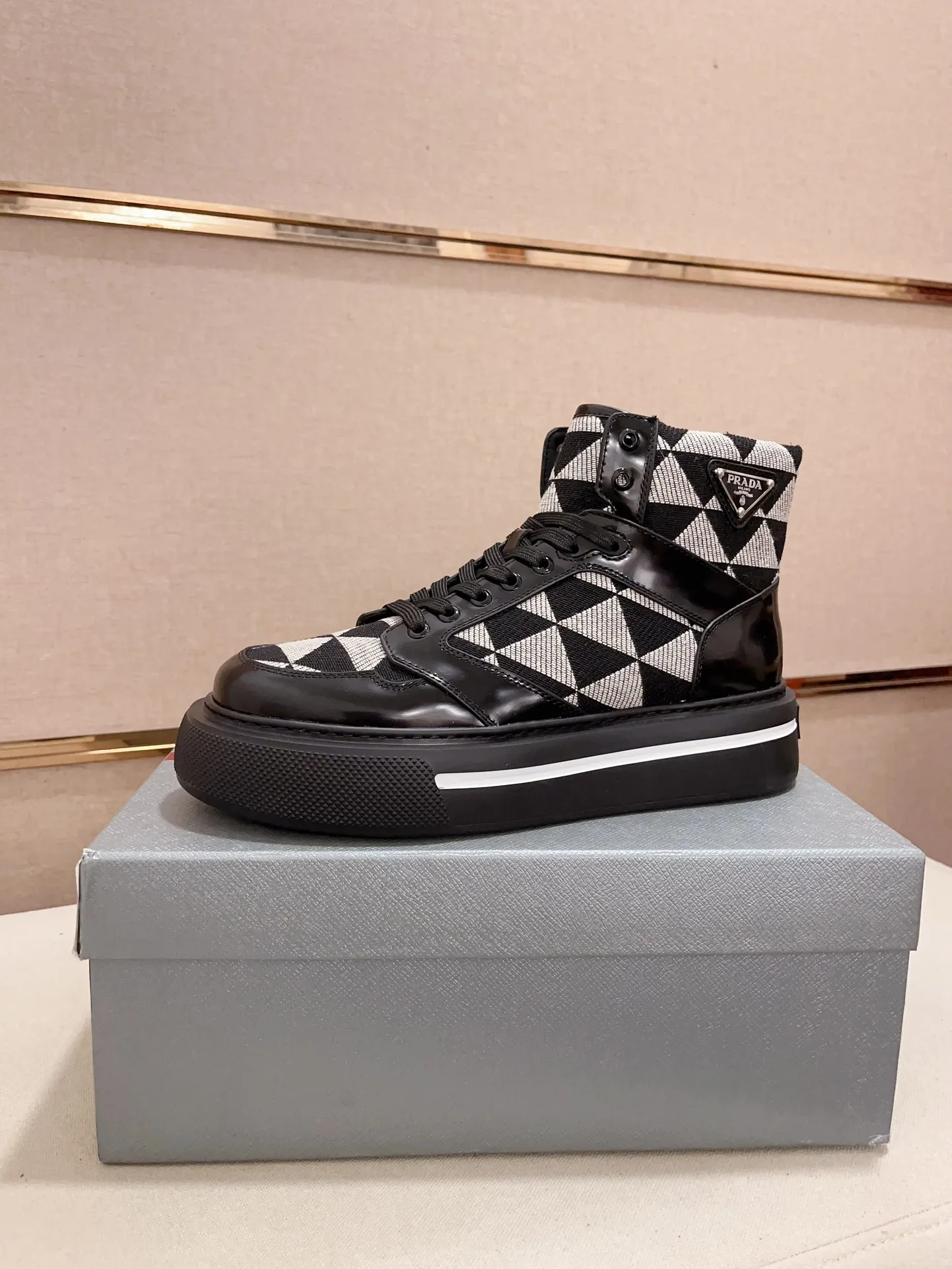 Men's shoes 💰 620💰 ✔️✔️✔️High-quality new PRADA counters are launched at the same time. The new men's shoes and 😘fabric are made of selected first-layer cowhide and triangle △ fabric. Lining: Full cowhide lining. 👍🏿 High-end ☄️ air-cushion molded anti-slip rubber outsole, exquisite lines, simple and elegant, comfortable and high-end for leisure travel. Code number: 38 to 44. 45 can be customized and cannot be returned or exchanged!